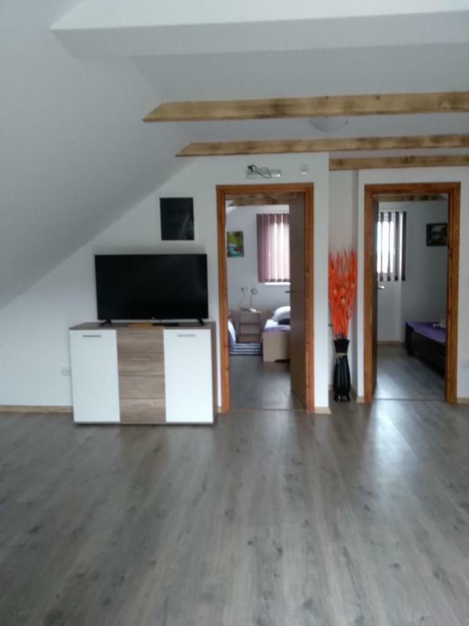 Apartman Nina Licko Petrovo Selo Exteriör bild