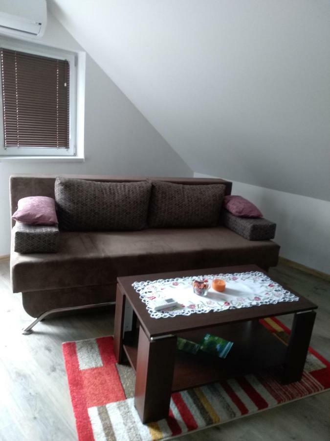 Apartman Nina Licko Petrovo Selo Exteriör bild