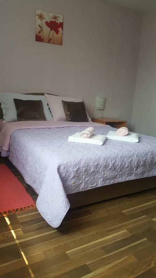 Apartman Nina Licko Petrovo Selo Exteriör bild