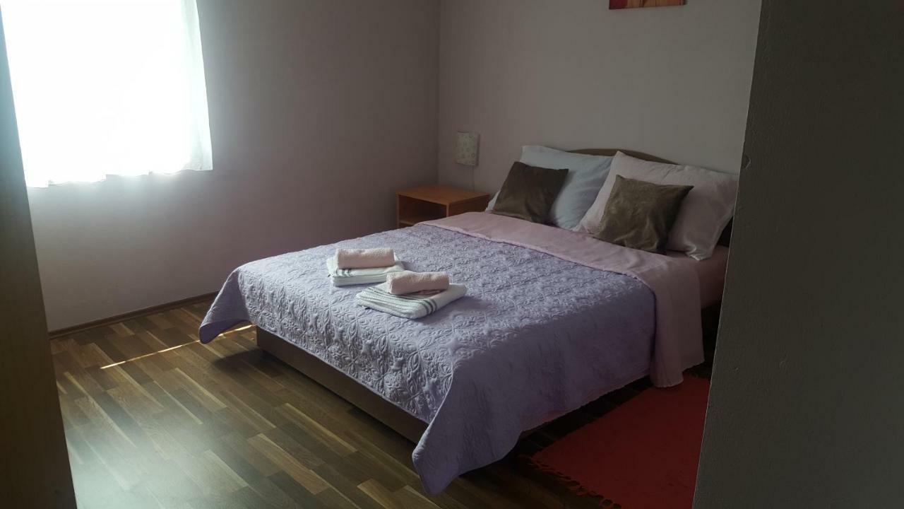 Apartman Nina Licko Petrovo Selo Exteriör bild