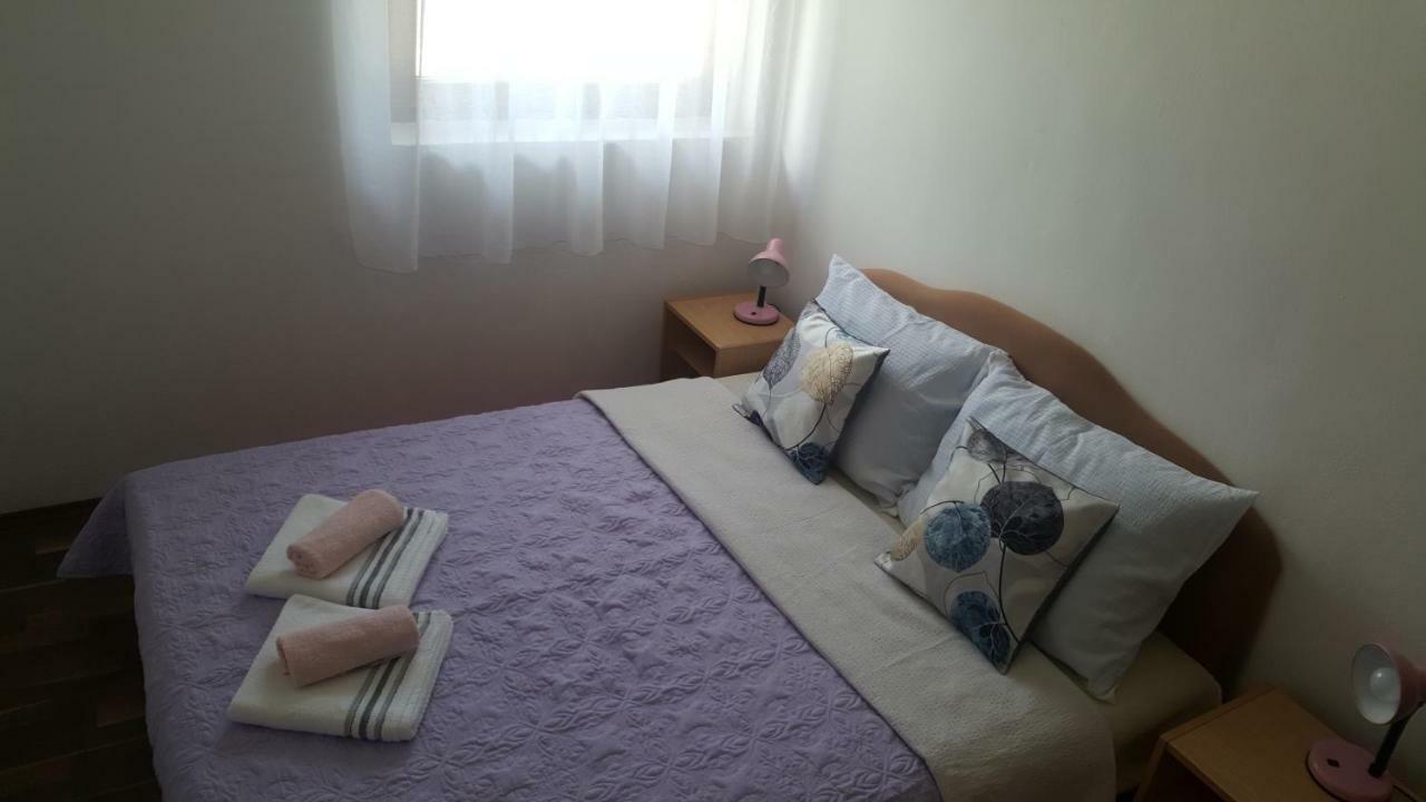 Apartman Nina Licko Petrovo Selo Exteriör bild