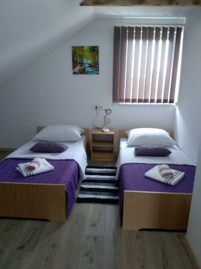 Apartman Nina Licko Petrovo Selo Exteriör bild